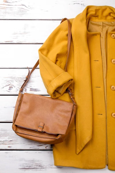 Κίτρινο Γυναικείο παλτό και την τσάντα μου. — Φωτογραφία Αρχείου