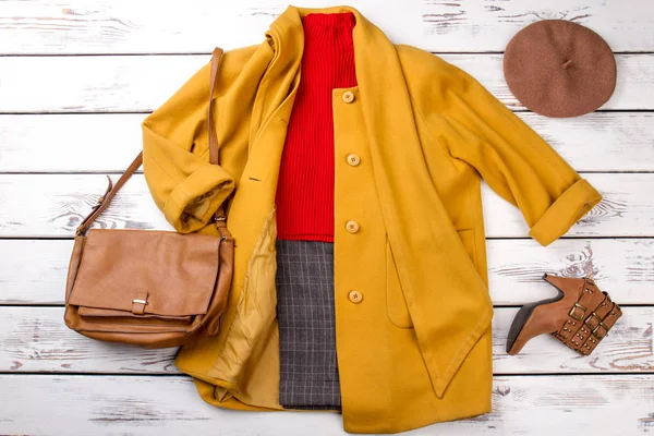Sarı montlu sıcak sonbahar giyim.