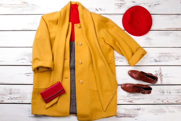 Sarı ceket ile kolları çekti.