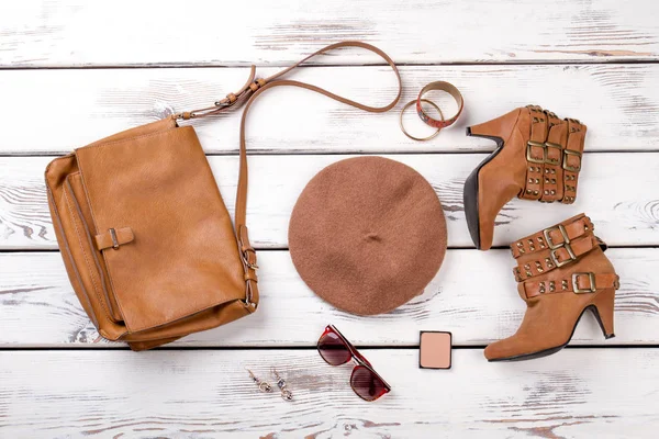 Kahverengi yaz bayan aksesuar seti.