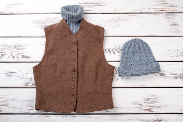 Jersey de lana en chaqueta marrón y sombrero . — Foto de Stock