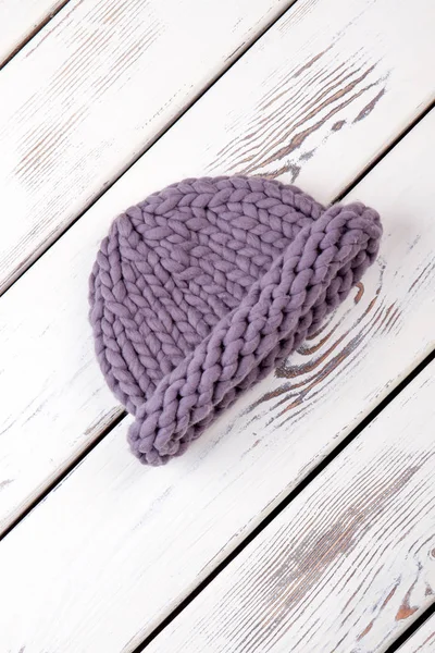 Kış örme şapka uyarmak.