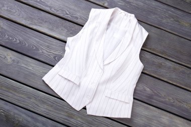 Beyaz yelek ceket, düz yatıyordu.