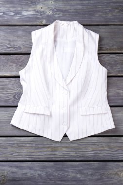 Düz yatıyordu beyaz iş kolsuz ceket.