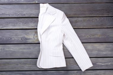 Beyaz çizgili ceket katlanmış.
