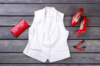 Kırmızı aksesuar beyaz kolsuz ceket.