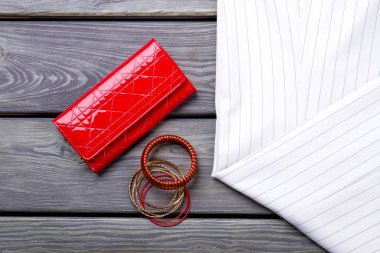 Kırmızı parlak cüzdan ve braceletes kadar yakın.