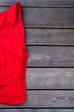 Kırmızı ceket yan görünüm.