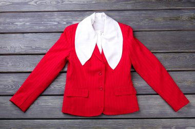 Düz yatıyordu kırmızı şık iş kadını ceket.