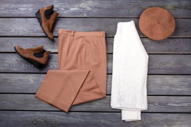 Düz yatıyordu sıcak giysiler düzenleme.