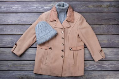 Düz yatıyordu sıcak kış kadın giyim.