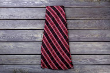 Düz yatıyordu İskoç kareli etek.