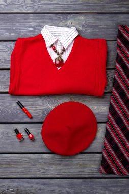 Kadın giysi dolap düzeni.