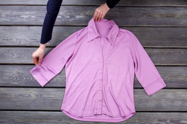 En iyi görünüm kadınların pembe gömlek atmayın.