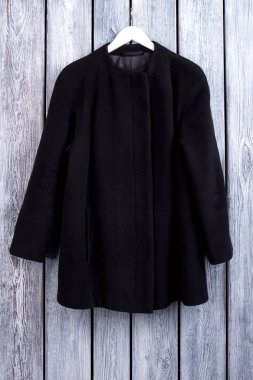 Askı üzerinde siyah hırka.