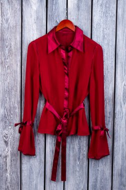 Kısa ipek kırmızı kimono.