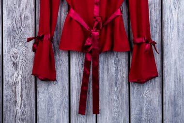 Eğdi kırmızı ipek kat dibine.