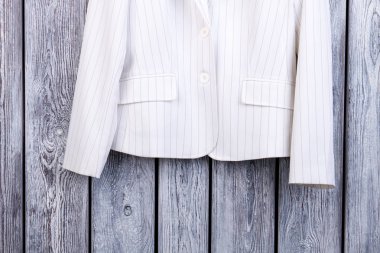 Beyaz ceket alt yakın çekim.