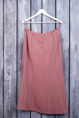 Askı üzerinde uzun kırmızı etek.