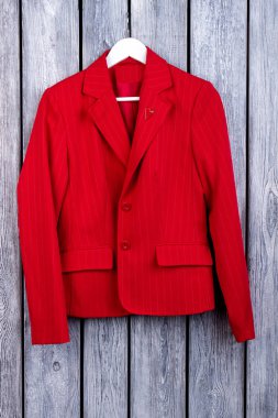Kırmızı takım elbise ceket askı.