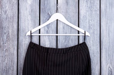 Siyah pantolon askı üzerine kapatın.