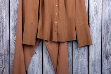 Üstten görünüm kahverengi Bayan takım kapatmak.
