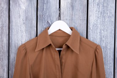 Kahverengi gömlek yaka.