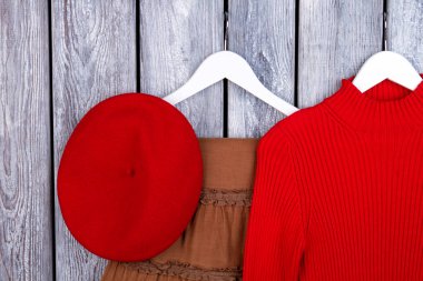 Üstten görünüm kış kıyafeti ahşap masa.