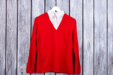 Gömlek ve askı süveter.