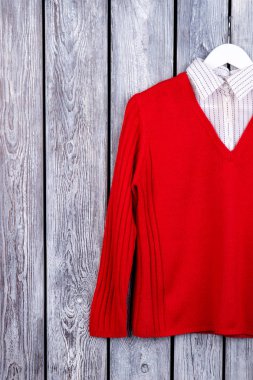 Kırmızı kazak düz yatıyordu forması.