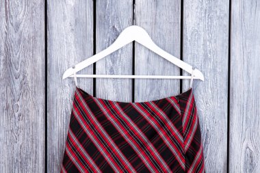 Askı, kareli elbiselere yakın çekim.