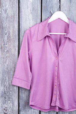 Askı Flatlay mor ipek forması.