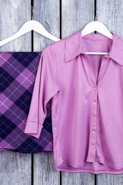 Mor kıyafet seti, düz yatıyordu.