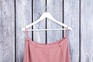 Pamuk elbise ile beyaz askı kapatın.