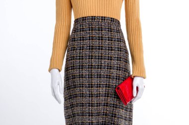 Yün kış giysileri ve kırmızı çanta.