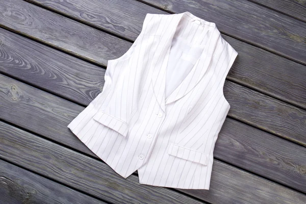 Beyaz yelek ceket, düz yatıyordu.