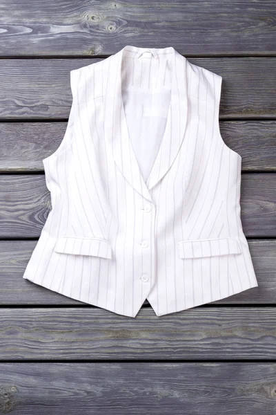 Düz yatıyordu beyaz iş kolsuz ceket.