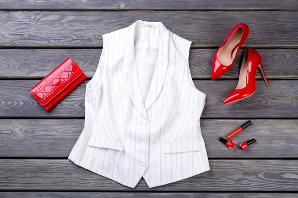 Kırmızı aksesuar beyaz kolsuz ceket.