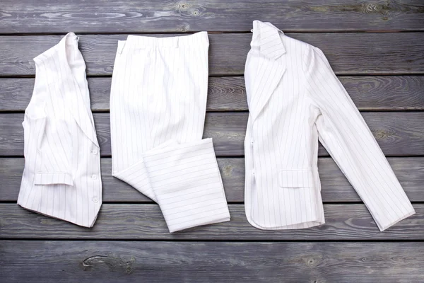 Белая полосатая женская деловая одежда . — стоковое фото