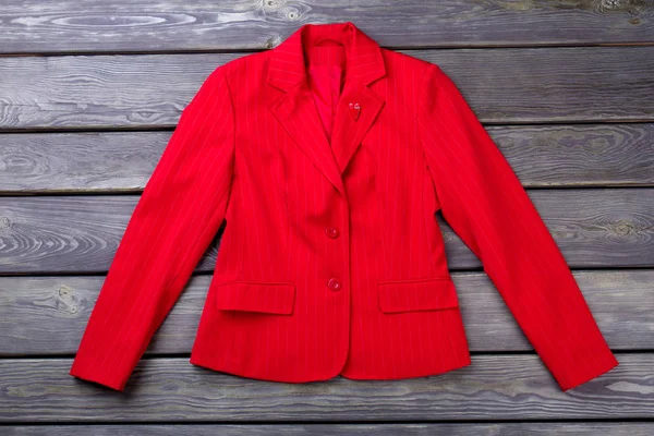 Düz yatıyordu kırmızı ceket.