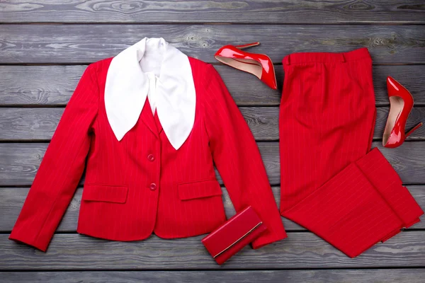 Ropa formal de negocios y accesorios para mujer roja . — Foto de Stock