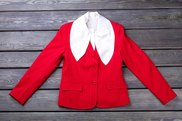 Düz yatıyordu kırmızı şık iş kadını ceket.