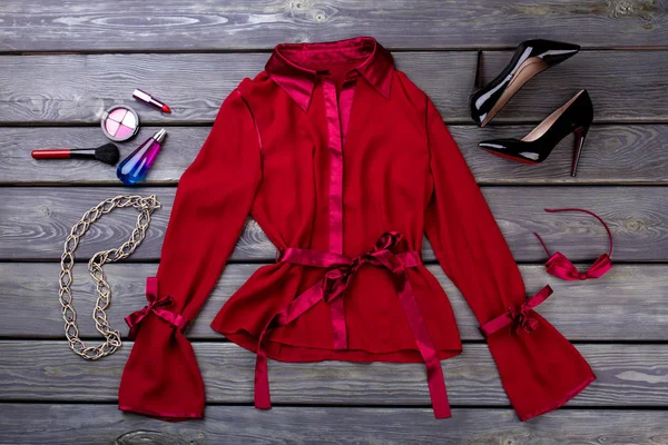 Röd polyester womens blus och tillhörigheter. — Stockfoto
