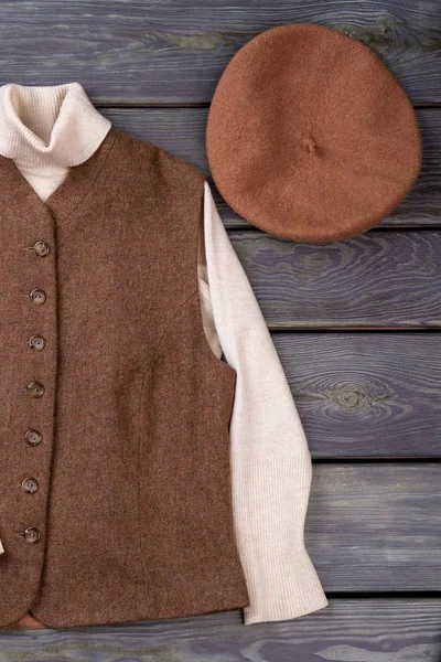 Kahverengi kış ceket ve şapka.