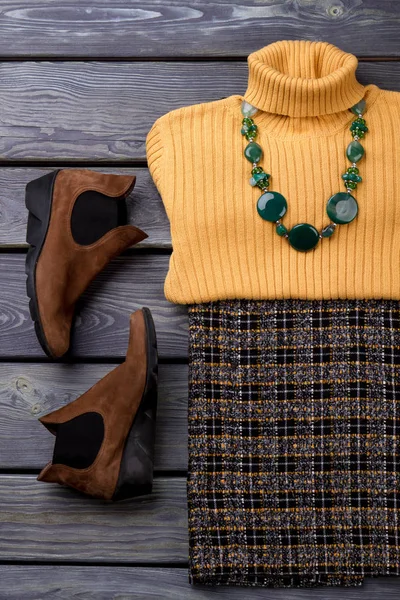 Складная желтая шерсть свитер с ожерельем . — стоковое фото