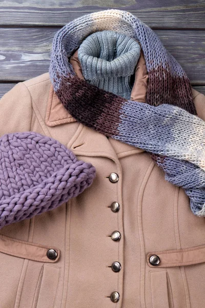 Soğuk kış sıcak kadınsı arayalım. Düz yatıyordu. Ön görünüm Bayan giyim kapatın.