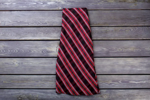 Düz yatıyordu İskoç kareli etek.