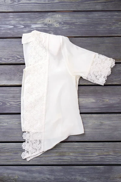 Складная белая узорчатая блузка . — стоковое фото