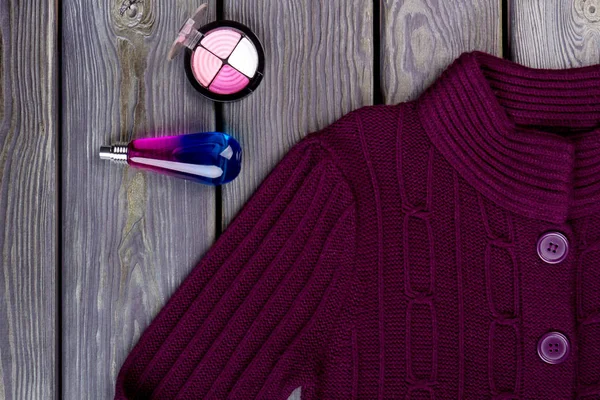 Mor yün kazak, üstten görünüm.