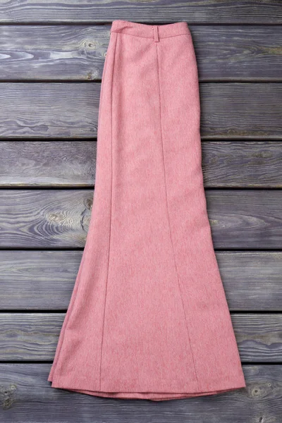 Düz yatıyordu uzun pembe etek.